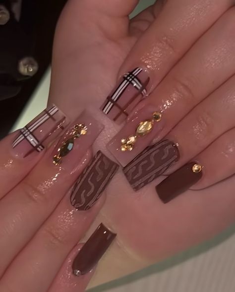 some fall / brown inspo for thanksgiving 😌 #nailtech #nailxster #inspo #brownnails #square #fall #naildesign #naildesigns #acrylicflower #bloominggel #frenchtips #frenchiesofinstagram #frenchie Shorties Nails Fall Colors, Fall Naildesign, Short Square Nails Fall, Fall Nails Short, Hair Plates, Coffin Fall Nails, Fall Baddie, Freestyle Nails, Short Square Nails