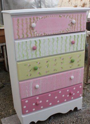 White childrens chest of drawers Furniture Redo, Diy Interior, Nursery Dresser, Furniture Refinishing, Painted Dresser, Funky Painted Furniture, Furniture Painting, Funky Furniture, Hand Painted Furniture