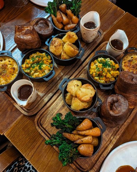 It's sunday roast season Party Planning Aesthetic, British Cuisine Aesthetic, Roast Dinner Aesthetic, Roast Dinner Sunday, English Sunday Roast Dinner, Roast Chicken Dinner Sunday, Traditional English Sunday Roast, Sunday Roast Dinner Aesthetic, Traditional Sunday Roast British