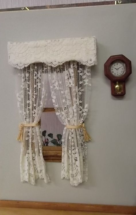 Book Curtains, Miniature Curtains, Homemade Dollhouse, Doll House Curtains, Doll Furniture Diy, Doll House Plans, Diy Doll Miniatures, Mini Doll House, Doll House Crafts