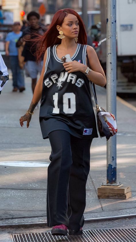 Basketball Top Outfit, Bball Jersey Outfit, Rihanna Jersey Outfit, How To Wear Basketball Jersey Women, Throwback Jersey Outfit, Blackcore Outfit Football, Football Top Outfit Women, Oversized Basketball Jersey Outfit Women, Jersey Outfit Basketball