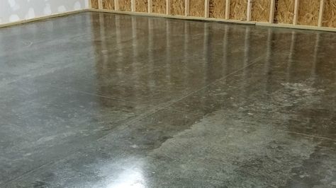 We review this new polyurethane garage floor sealer that provides great protection, is easy to apply, and gives your bare concrete a clear glossy look. Garage Clock, Flooring Epoxy, Epoxy Garage Floor Coating, Garage Boden, Concrete Garage, Garage Floor Coatings, Garage Floors, Vintage Garage, Garage Floor Epoxy