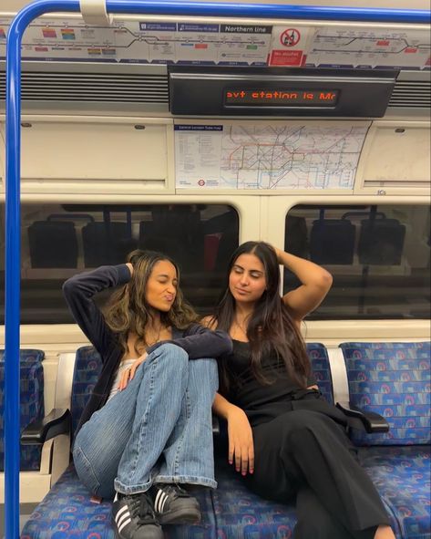 London Influencer Aesthetic, London Clubbing Aesthetic, London Tube Photoshoot, London Party Aesthetic, London Nightlife Aesthetic, London Teen Aesthetic, London Aesthetic Grunge, Tube Photoshoot, London Tube Aesthetic