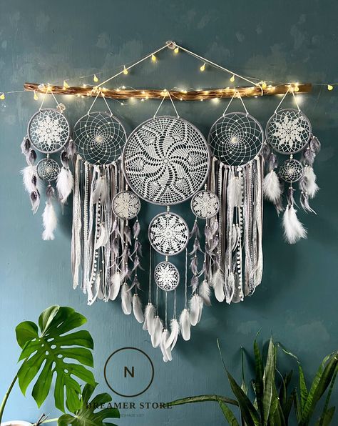 Dreamcatcher Bedroom, Big Dream Catchers, Dreamcatcher Design, Beautiful Dream Catchers, Gifts Boho, Large Dream Catcher, Macrame Wall Decor, Yarn Wall Hanging, Dream Catcher Boho