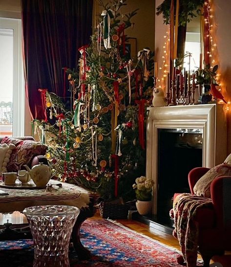 English Cottage Christmas, Dark Christmas, Cottage Christmas, Cosy Christmas, Christmas Interiors, Christmas Atmosphere, Christmas Feeling, Christmas Inspo, Wonderful Weekend