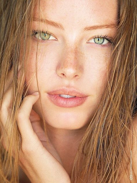 <3 Girl With Green Eyes, Beautiful Freckles, Most Beautiful Eyes, Stunning Eyes, Gorgeous Eyes, Pretty Eyes, 인물 사진, A Magazine, Cool Eyes