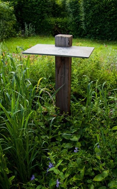 I'm going to be doing this! Simple platform bird feeder! One 4x4 and a piece of slate tile. Platform Bird Feeder, Bird Ideas, Backyard Birds Feeders, Bird Table, Bird Tables, Bird House Feeder, Wildlife Garden, Bird Box, Bird Feeding