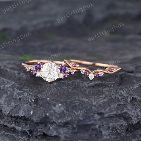 Purple Engagement Rings, Purple And Gold Wedding, Pink Diamonds Engagement, Gold Vintage Ring, Pretty Engagement Rings, Amethyst Wedding, Ring Inspo, Moissanite Engagement Ring Set, Unique Rings Vintage