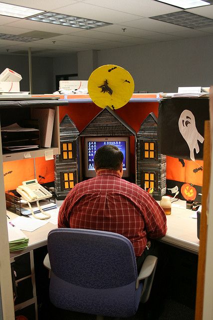 Halloween cubicle | Flickr - Photo Sharing! Natal, Diy Cubicle Decor, Diy Cubicle, Halloween Cubicle, Christmas Cubicle Decorations, Cube Decor, Halloween Window Decorations, Cubicle Decor Office, Halloween Office