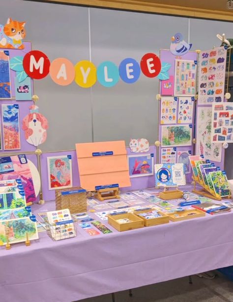 Cute Artist Alley Display, Art Market Display Table, Business Booth Design, Indoor Market Display, Art Market Table Set Up, Small Business Ideas For Artists, Artist Display Booth, Diy Art Market Display, Convention Display Booth