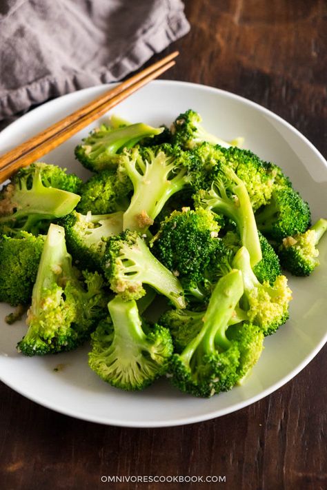 3-Ingredient Garlic Broccoli Stir Fry | Omnivore's Cookbook Garlic Broccoli Stir Fry, Asian Sides, Broccoli Dishes, Cooking Chinese Food, Garlic Broccoli, Fried Broccoli, Chinese Vegetables, Broccoli Stir Fry, Fried Mushrooms