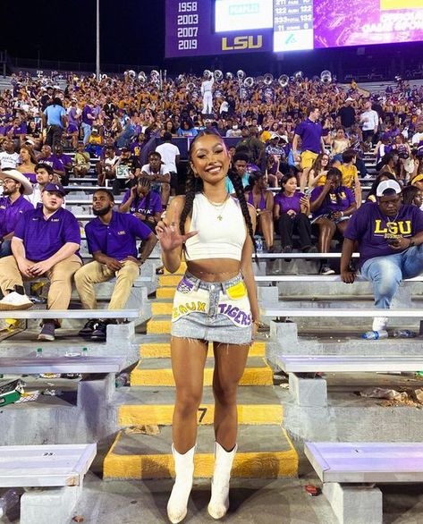 LEXI•NGO 🇻🇳 on Instagram: "🐯 fan" Fall Gameday Outfit College, Semester Aesthetic, Gameday Outfit Lsu, Hoco Outfits, College Football Game Outfit, Auburn Game Day, Lsu Outfits, Lsu Gameday, Lsu Game Day