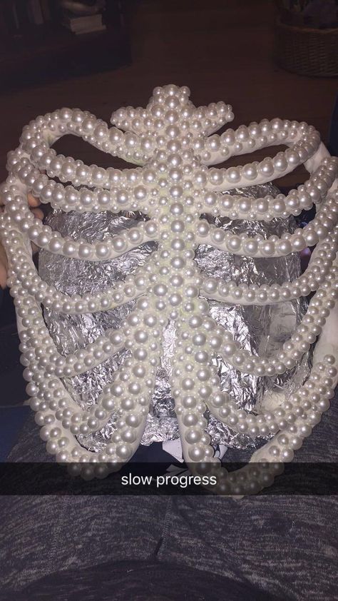 Skeleton Corset Diy, Pearl Ribcage Corset, Bone Corset Diy, Skeleton Corset Rib Cage Diy Hot Glue, Pearl Skeleton, Corset Diy, Fantasias Halloween, Theme Halloween, Creative Halloween Costumes