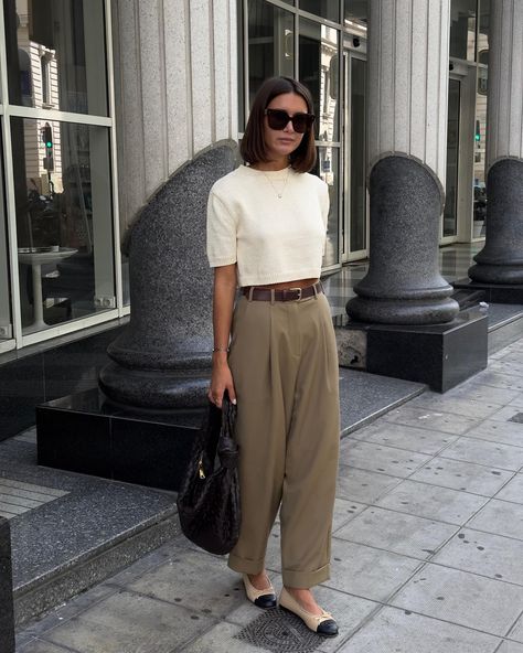 Smart Casual Work Outfit, Chic Business Casual, Khaki Dress Pants, Love Simple, Office Outfits Women, Summer Work Outfits, Casual Work Outfit, Classy Work Outfits, Khaki Dress