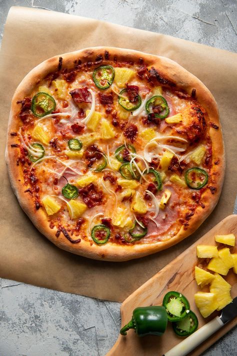 This pacific rim pizza is a copycat of the famous mellow mushroom. It's loaded with bacon, canadian bacon, onion, jalapeno and fresh pineapple. #pizza Canadian Pizza, Red Pizza Sauce, Mellow Mushroom, Bacon Pizza, Pineapple Pizza, Spinach Pie, New Pizza, Easy Homemade Pizza, Fast Foods