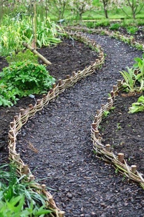 Plantarea Legumelor, Garden Walkway, Landscape Edging, Have Inspiration, Vegetable Garden Design, Garden Path, Garden Pathway, Garden Edging, Garden Borders