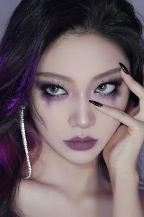 15 Adorable Pastel Goth Makeup Looks that Will Take You Back in Time Kuromi Makeup, Goth Makeup Looks, Edgy Makeup Looks, Pastel Goth Makeup, Dark And Mysterious, Alt Makeup, Unique Makeup, Edgy Makeup, Two Worlds