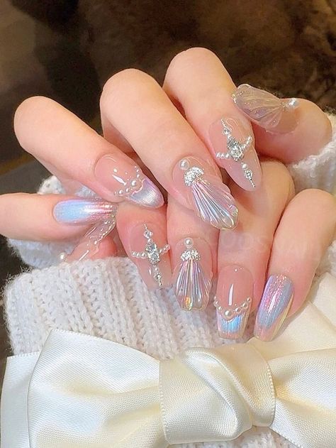 15 Best Beach Themed Nails Ideas For a Stylish Summer Look | Beach Nails Aesthetic Nail Fairycore, Mermaid Theme Nails, Mermaid Nails Art, Mermaid Nails Design, Mermaid Inspired Nails, Shell Nail Art, Nails Mermaid, Beach Themed Nails, Shell Nails