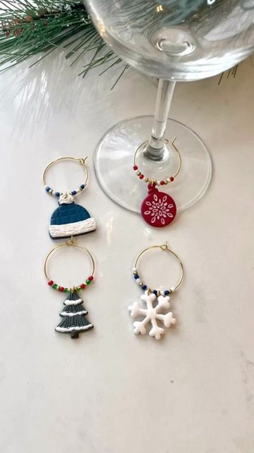 Christmas Wine Glass Charms, Polymer Clay Wine Glass Charms, Sculpey Clay Ideas Christmas, Polymer Clay Wine Charms, Christmas Clay Gifts, Clay Wine Charms, Christmas Resin Jewelry, Diy Wine Glass Charms, Diy Wine Charms