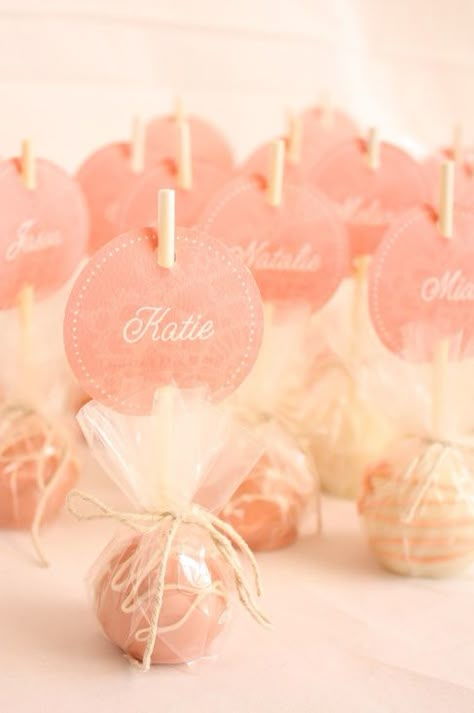 Place name cake pops This is a very yummy idea for locating your seat! Guests are sure to appreciate the gesture Wedding Cake Pops, Fest Temaer, Seating Cards, Guest Gifts, Mod Wedding, Cake Pop, Shower Favors, Name Cards, Wedding Favor