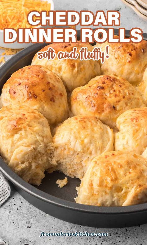 Cheesy Dinner Rolls, Cheddar Cheese Bread Recipe, Pan Rolls, Cheese Bread Rolls, Cheesy Rolls, Cheese Roll Recipe, Cheddar Recipes, Cheese Bread Sticks, Garlic Cheddar