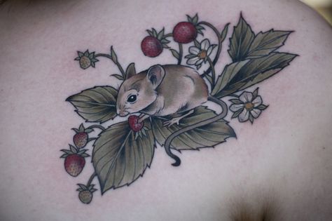 Little mouse in a strawberry plant for Amanda’s mom, who collected little mouse figurines. Thanks so much, lady, it was a pleasure. Also, I love tattooing rodents and other critters soooo much. Mouse Tattoo, Rat Tattoo, Strawberry Tattoo, Autumn Tattoo, Mouse Tattoos, Wonderland Tattoo, Plant Tattoo, Make Tattoo, Botanical Tattoo