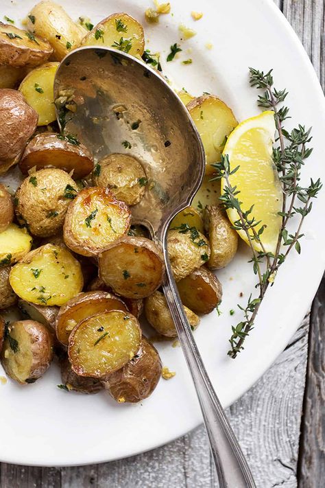 Garlic and Lemon Roasted Potatoes Lemon Garlic Potatoes, Roasted Mini Potatoes, Lemon Roasted Potatoes, Mini Potatoes, Roasted Potato Recipes, Lemon Potatoes, Garlic Potatoes, Bbq Food, Potato Dishes