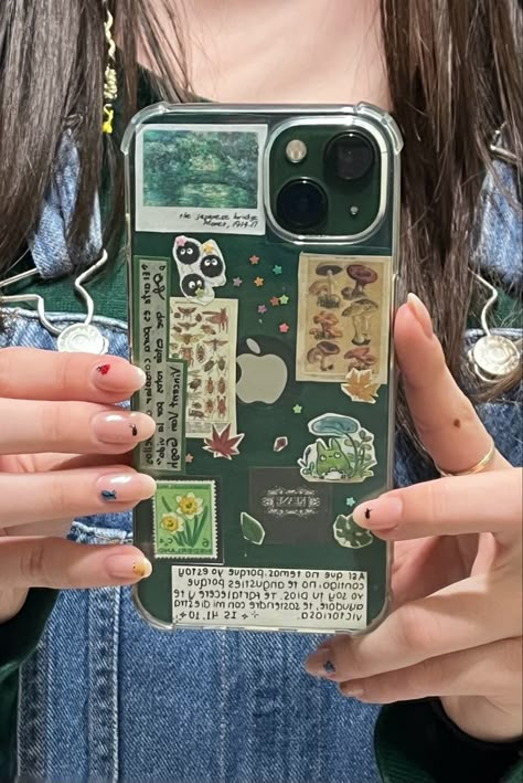 Green Phone Case Aesthetic Diy, Fall Phone Cases Diy, Scrap Phone Case, Iphone 13 Vert, Iphone 15 Cases Aesthetic, Green Iphone Case Aesthetic, Transparent Phone Cover Ideas, Iphone Stickers Case, Phone Case Inspo Clear