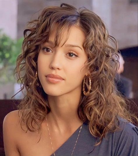 Jessica Alba Makeup, Young Jessica Alba, 2000s Hair, Jessica Alba Hair, 2000s Hairstyles, Honey Hair, Hair Stylies, Dye My Hair, Curly Hair Cuts