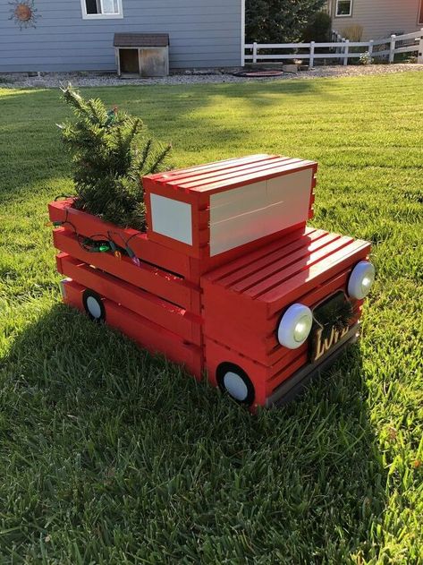 Red Pickup Truck, Diy Crate, Red Truck Christmas, Crate Diy, Christmas Decorations Diy Outdoor, Aktivitas Montessori, Creation Deco, Christmas Truck, Wooden Crates