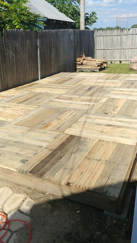 Pallet deck Pallet Patio Decks, Pallet Deck, Diy Backyard Patio, Pallet Patio, Deck Decorating Ideas, Pallet Outdoor, Backyard Diy Projects, Decks Backyard, Outdoor Decor Backyard