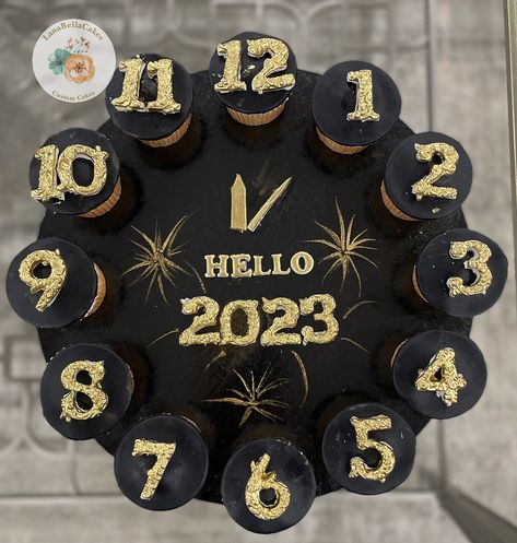 #nye #newyear #cupcakes New Years Eve Cupcakes, New Years Cupcakes, Nye Cake, New Year Cake Designs, New Years Cake, New Year Menu, New Year's Cupcakes, Hello 2023, Cupcake Birthday Party