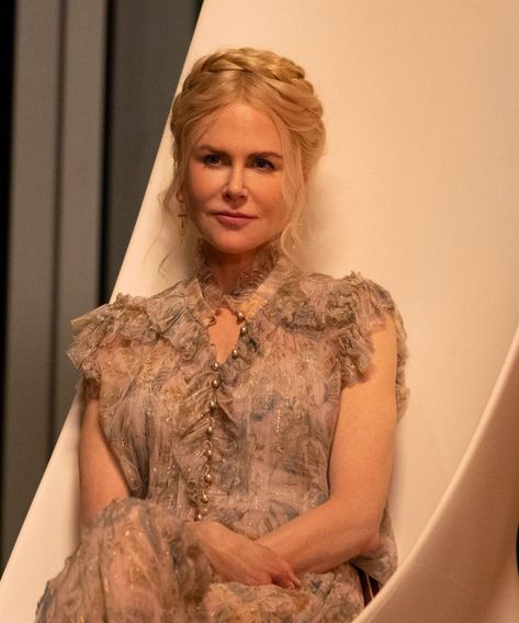 Nicole Kidman’s Accent Puts The Strange In Amazon Prime’s Nine Perfect Strangers #refinery29 https://www.refinery29.com/en-gb/2021/06/10523111/nicole-kidman-accent-nine-perfect-strangers-trailer Nicole Kidman Nine Perfect Strangers, Nine Perfect Strangers, Nicole Kidman Eyes Wide Shut, Bewitched Movie Nicole Kidman, Nicole Kidman The Undoing, Shaggy Cut, Nicole Kidman The Interpreter, Nicole Kidman Style, Visenya Targaryen