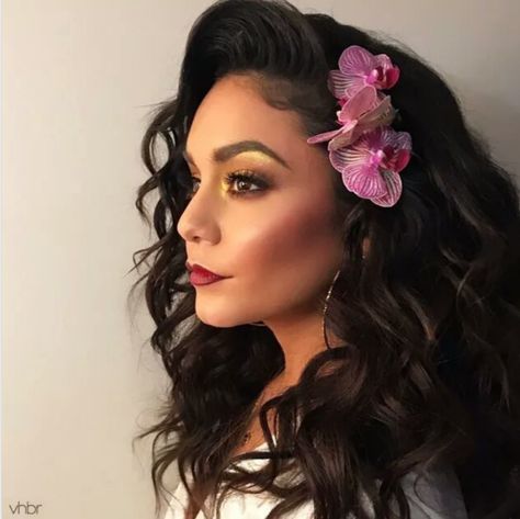 Havana Nights Hairstyle With Flower, Havana Nights Hairstyle, Mexican Hairstyles With Flowers, Hawaiian Hairstyle, Luau Hair, Moana Makeup, Cuban Fashion, Estilo Vanessa Hudgens, Wedding Hairstyles For Short Hair