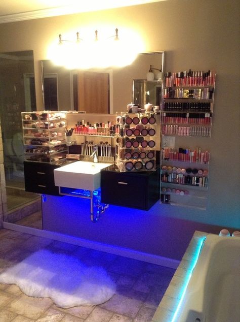 . Makeup Dresser, Rangement Makeup, Makeup Vanities, Hotel Bedding, Nail Station, Dream Makeup, Vanity Makeup, Vanity Room, Glam Room