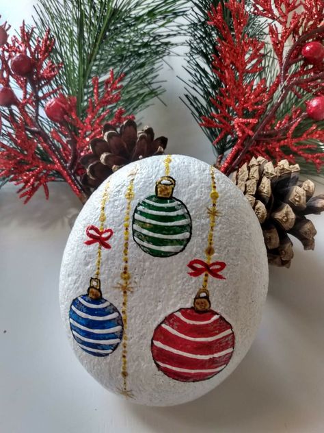 Painted Stones Christmas, Pebble Painting Christmas, Rock Painting Ideas For Christmas, Painting Rocks Ideas Easy Christmas, Christmas Stones Painting, Easy Christmas Rock Painting Ideas, Painted Christmas Rocks Ideas, Christmas Stones Rock Art, Painting Christmas Rocks