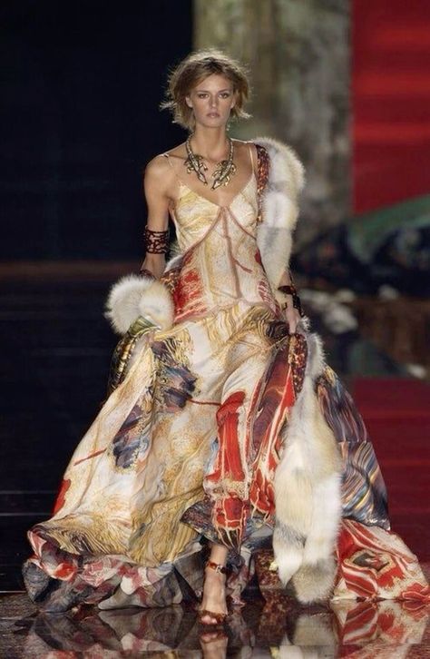 Roberto Cavalli 2003 spring Milan FW High Fashion Runway, 90s Runway Fashion, Runway Fashion Couture, Vintage Runway, Runway Outfits, Moda Vintage, Life Tips, Beauty And Lifestyle, Mode Inspo