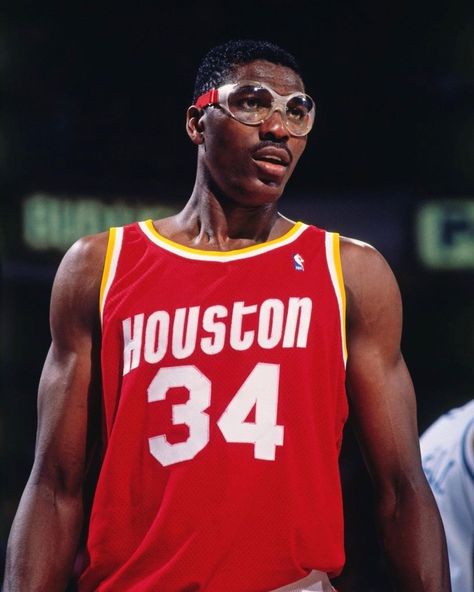 Naija Nation on Instagram: “On our next weekly installment of our #NotableNigerians, this week we are featuring Hakeem "The Dream" Olajuwon! 🏀⁠⁠ ⁠⁠ Born in Lagos…” George Gervin, Hakeem Olajuwon, Bola Basket, Basketball Photography, Nba Championships, Nba Wallpapers, Nba Pictures, Nba Legends, Nba News