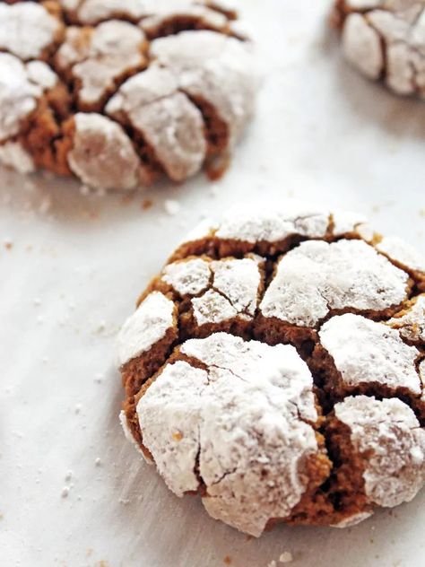 chewy gingerbread crinkle cookies with powdered sugar Gingerbread Treats, Foodie Desserts, Fall Cookie Recipes, Chewy Gingerbread Cookies, Best Holiday Cookies, Chocolate Crinkle Cookies, Ginger Bread Cookies Recipe, Chocolate Crinkles, Crinkle Cookies