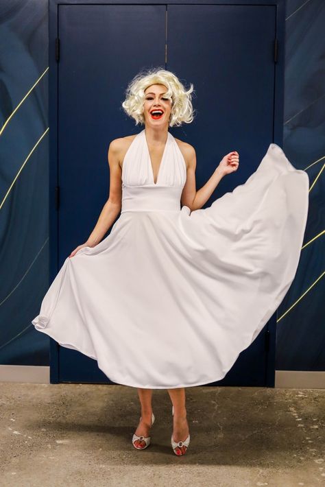 Marilyn Monroe Halloween Costume, Marilyn Monroe Halloween, Dorothy Halloween Costume, Marilyn Monroe White Dress, Flapper Girl Costumes, Marilyn Monroe Outfits, Marilyn Monroe Costume, Easy Halloween Costumes For Women, Classic Halloween Costumes