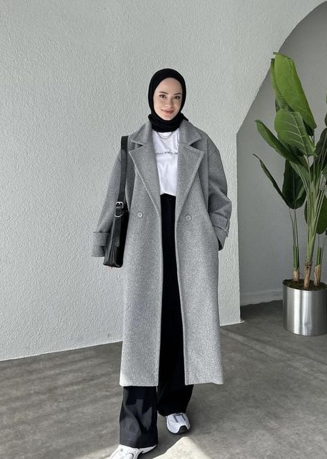 Hijabi Fashion Winter, Hijabi Winter Outfits, Winter Long Coat, Modest Winter Outfits, Long Coat Outfit, Winter Coat Outfits, Modest Casual Outfits, Gray Coat, Stylish Hijab