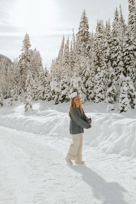 Cute Snowy Outfits, Senior Picture Ideas In The Snow, Snow Senior Photos, Winter Senior Photoshoot, Senior Photos In The Snow, Winter Senior Photo Ideas, Senior Photos Snow, Ski Senior Pictures, Snow Graduation Pictures