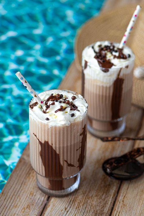 Milkshake au chocolat - Amandine Cooking Milk Shakes, Milk Shake, Milkshakes, Cappuccino, A R, Milk, Dessert, Coffee, Quick Saves