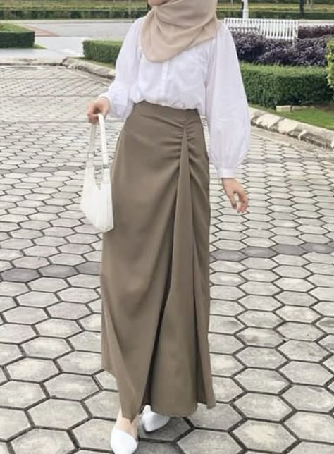 Outfit Ngampus, Outfit Hijab Casual, Rok Outfit, Muslim Outfits Casual, Hijabi Fashion Casual, Fashion Top Outfits, Style Hijab, Casual Hijab Outfit, Hijabi Outfits Casual