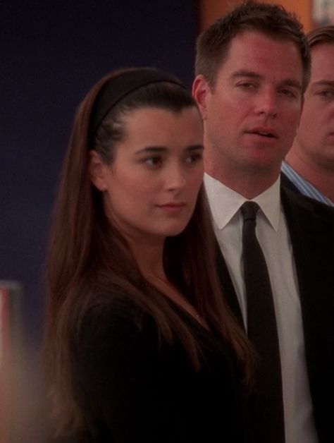 Love the long, straight hair held back by a plastic brown headband. It's a good look on Ziva David. From S05E07 "Requiem." Ziva David Hair, Ncis Ziva David, Ziva David Icon, Ziva David Aesthetic, Ziva David Outfits, Ncis Aesthetic, Ncis Bishop, Ncis Ziva, Tony Dinozzo