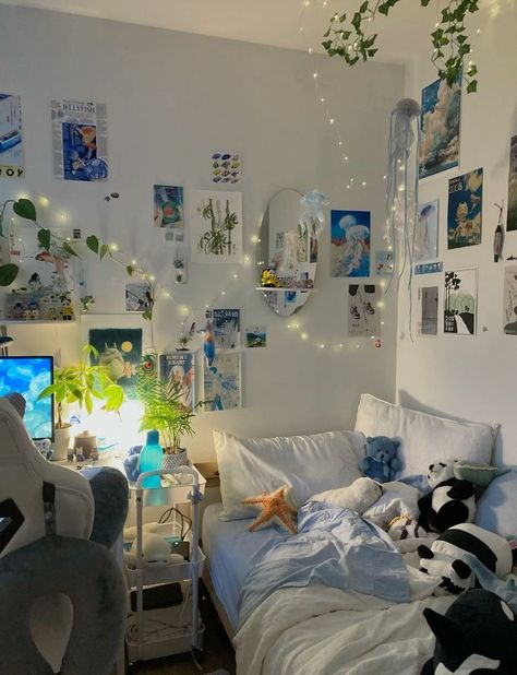 Ocean Themed Wall Decor, Blue Walls Bedroom Aesthetic, Underwater Bedroom Ideas, Blue Themed Apartment, Light Blue Coastal Bedroom, Oceancore Bedroom, Water Theme Room, Ocean Acubi Room, Cute Minimalist Room