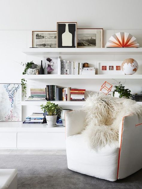 gorgeous shelves Melbourne Apartment, Beautiful Bookshelf, Melbourne House, Contemporary Apartment, Design Del Prodotto, White Furniture, The Design Files, A Living Room, Scandinavian Home