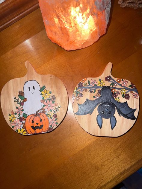 Hand painted Halloween decorations! These are wooden pumpkins that can stand on their own or can be hung on the wall. Sold as a set! Flat Wooden Pumpkin Painting Ideas, Wooden Pumpkin Painting, Wooden Pumpkin Painting Ideas, Painted Pumpkin Sign, Painted Wooden Pumpkins, Wooden Pumpkin Crafts, Hand Painted Halloween Pumpkins, Painted Wood Pumpkins, Boo Decor