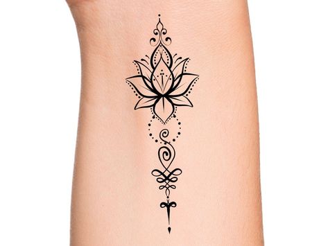 Tatouage temporaire Lotus Unalome ***************** Taille: La taille de ce tatouage temporaire est denviron 3 pouces ***************** Directions: 1. Coupez lexcès de papier autour du tatouage avec des ciseaux pour éliminer tout adhésif inutile sur votre peau après lapplication. 2. Décollez Lotus Unalome Tattoo Meaning, Unalome Tattoo Wrist, Lotus Tattoo Design For Women, Unalome And Lotus Tattoo, Unalome Tattoo Placement, Moon And Lotus Tattoo, Lotus Tattoo Ideas For Women, Unalome Tattoo Female Design, Unalome Lotus Tattoo