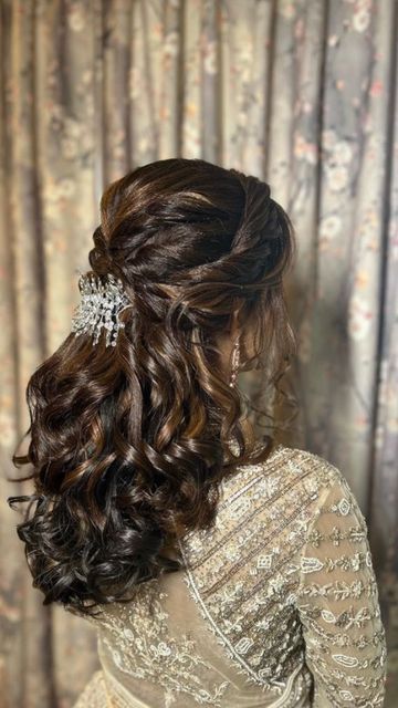 Zishan Shah on Instagram: "WEDDING CEREMONY ✨ Bride: @shruyashwedding Outfit: @thesequinzebride Jewellery: @jizajewellerystudio #bride #weddinghair #hairart #reelsinstagram #foryou #trending" Reception Hairstyles, Hair Style On Saree, Unique Wedding Hairstyles, Hairstyles Design, Engagement Hairstyles, Traditional Hairstyle, Bridal Hair Buns, Indian Wedding Hairstyles, Open Hairstyles